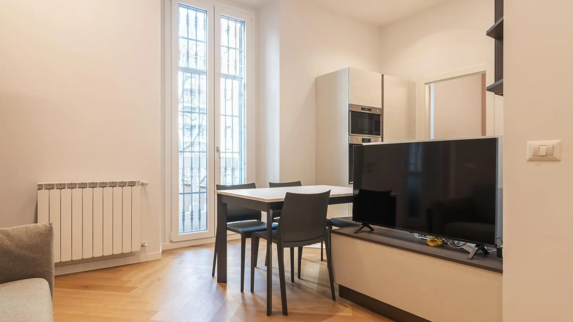 Monte Nero 2Br Apt Pta Romana M3 Milão 0*,  Itália